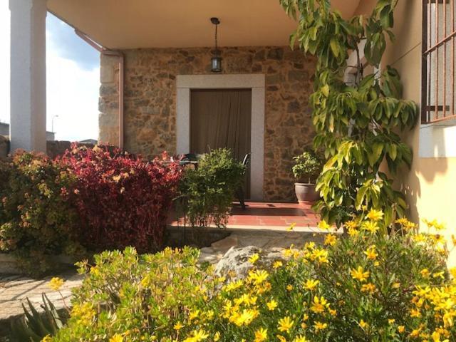 Apartamentos El Jardin Del Poeta Guijo de Granadilla Oda fotoğraf