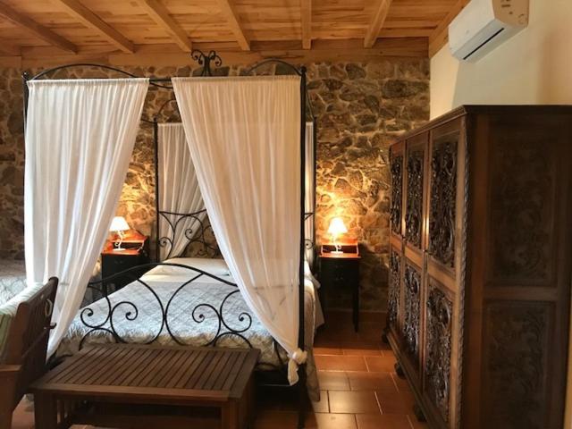 Apartamentos El Jardin Del Poeta Guijo de Granadilla Oda fotoğraf