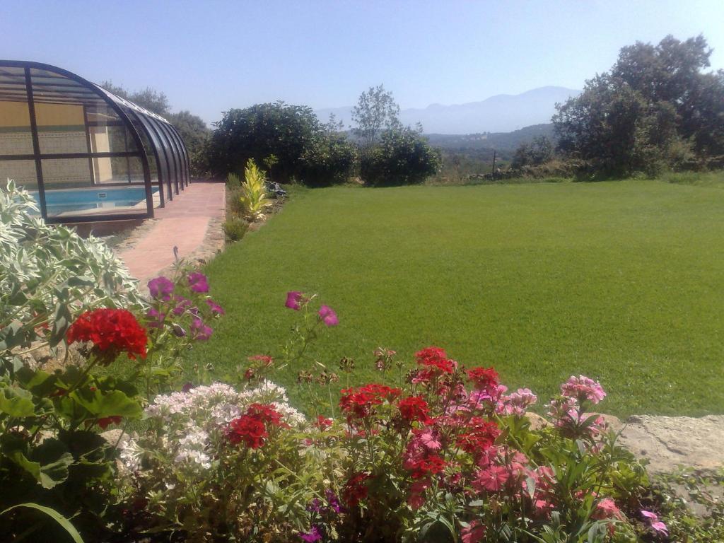 Apartamentos El Jardin Del Poeta Guijo de Granadilla Oda fotoğraf